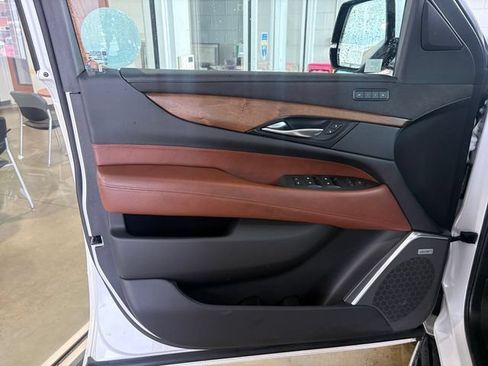 Used 2020 Cadillac Escalade Luxury AWD/4WD image 18