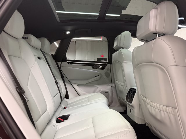 Certified 2026 Porsche Macan Turbo AWD/4WD image 31