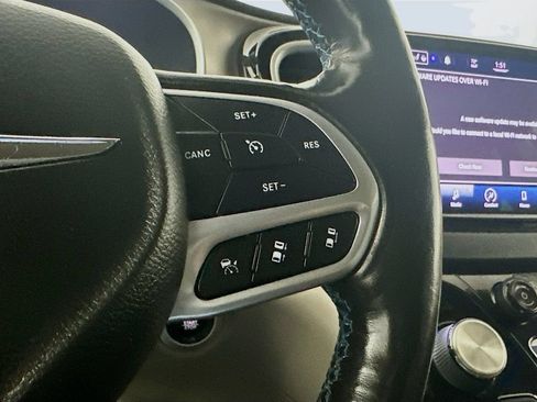 Used 2021 Chrysler Pacifica Touring-L FWD image 26