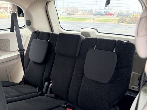 Used 2019 Dodge Grand Caravan SE w/ UConnect Hands-Free Group image 10