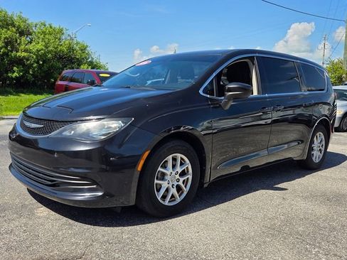Used 2017 Chrysler Pacifica Touring FWD image 3