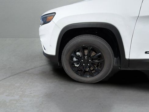 Used 2023 Jeep Cherokee Altitude Lux image 32