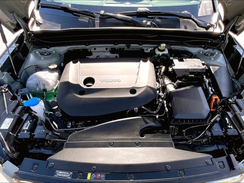 Used 2025 Volvo XC40 B5 Plus image 13