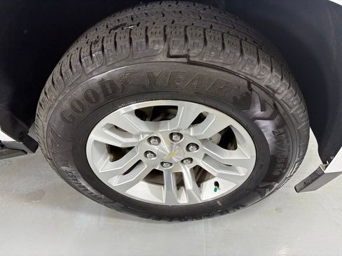 Used 2019 Chevrolet Suburban LT image 12