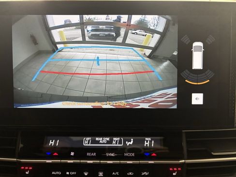 Used 2025 Toyota Sienna XLE image 6