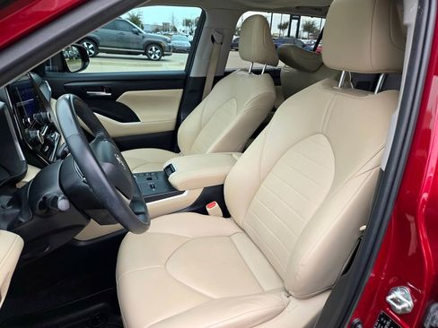 Used 2023 Toyota Highlander XLE image 22