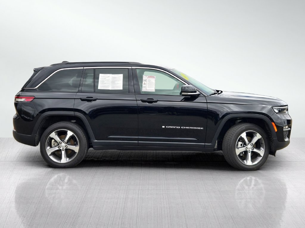 Used 2025 Jeep Grand Cherokee Limited w/ Trailer Tow Package AWD/4WD image 3