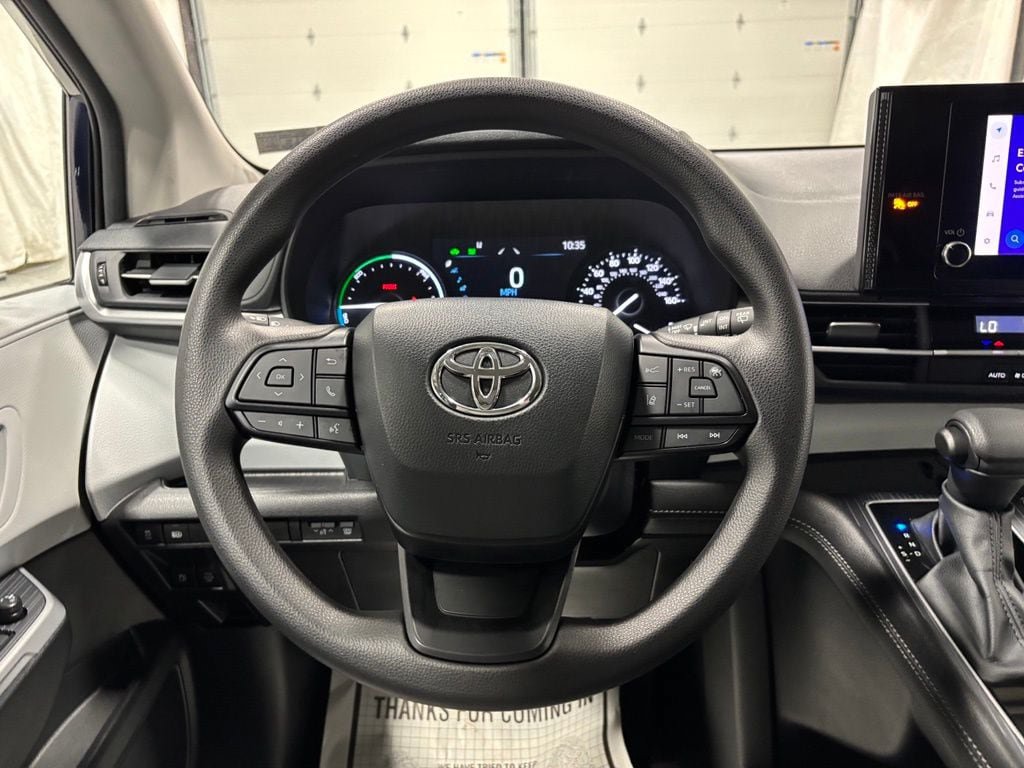 Used 2026 Toyota Sienna LE AWD/4WD image 18