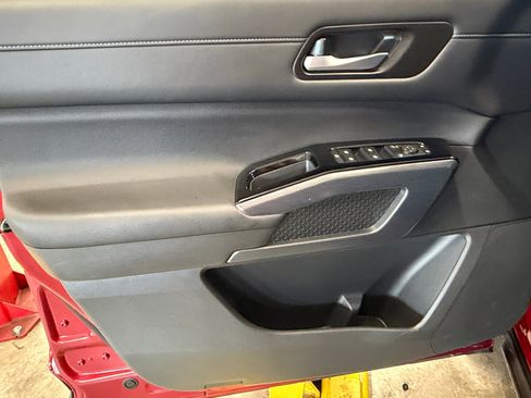 Used 2025 Nissan Pathfinder SL AWD/4WD image 29
