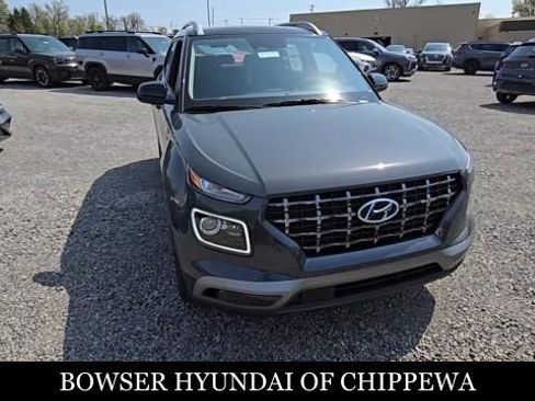Used 2025 Hyundai Venue Limited FWD image 9