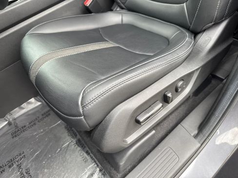 Used 2025 Honda Pilot Touring image 17