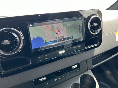 Used 2024 Mercedes-Benz Sprinter 2500 image 23