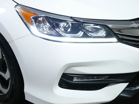 Used 2017 Honda Accord EX image 16