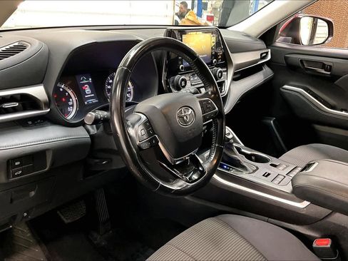 Used 2021 Toyota Highlander LE image 16
