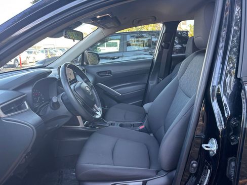 Used 2025 Toyota Corolla Cross LE image 27