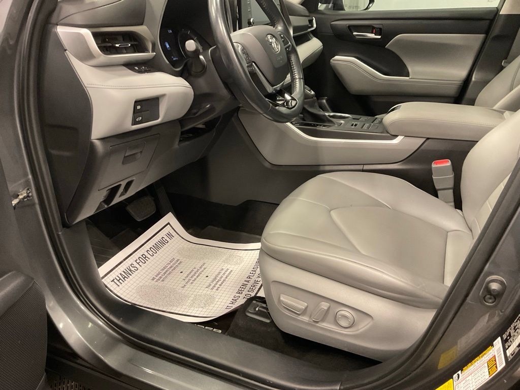 Used 2021 Toyota Highlander XLE AWD/4WD image 13