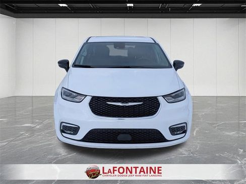 Certified 2024 Chrysler Pacifica Touring-L image 8