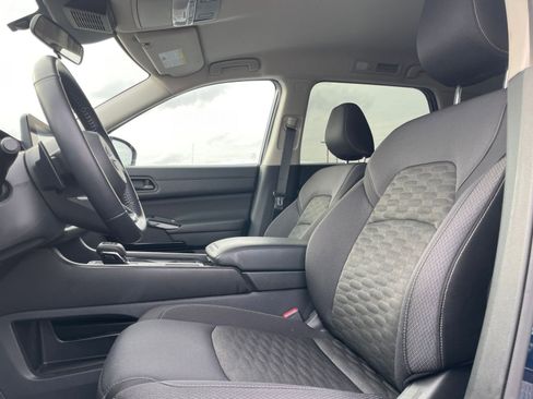 Used 2025 Nissan Pathfinder SV image 29