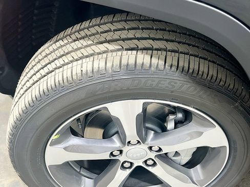 New 2025 Jeep Grand Cherokee Limited w/ Luxury Tech Group II image 39