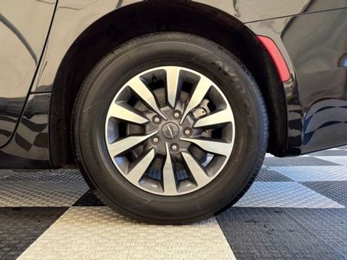 Used 2024 Chrysler Pacifica Select image 10