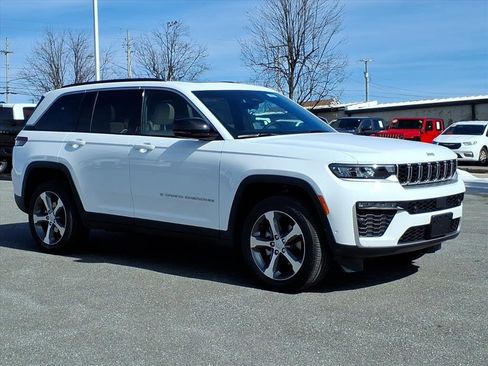 New 2026 Jeep Grand Cherokee Limited w/ Luxury Tech Group II image 2