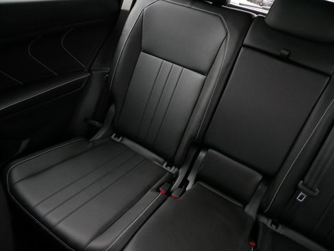 Used 2024 Volkswagen Tiguan SE w/ MDO Package, Two-Row AWD/4WD image 12