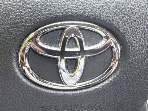 Used 2023 Toyota Highlander LE AWD/4WD image 33