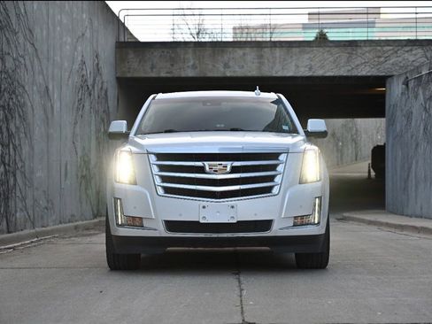 Used 2016 Cadillac Escalade ESV Luxury AWD/4WD image 3
