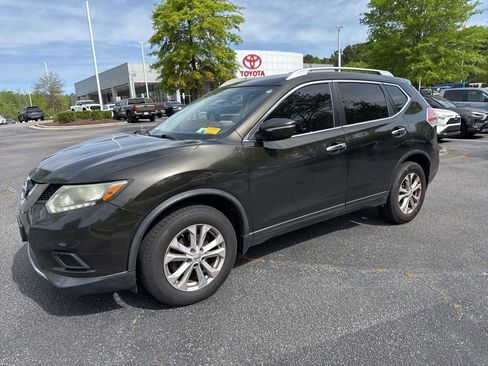 Used 2015 Nissan Rogue SV image 2