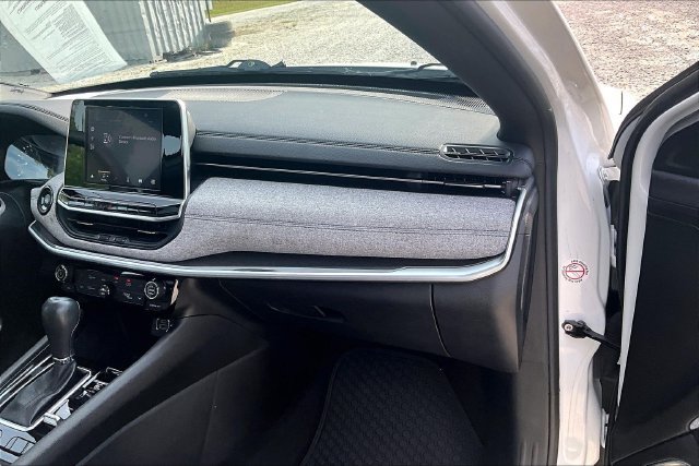 Used 2025 Jeep Compass Latitude w/ Sun & Sound Group AWD/4WD image 14