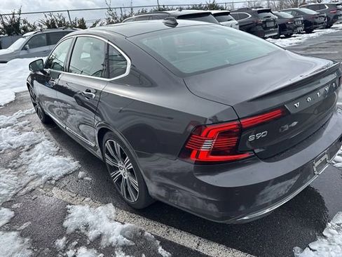 Used 2022 Volvo S90 T8 R-Design image 9