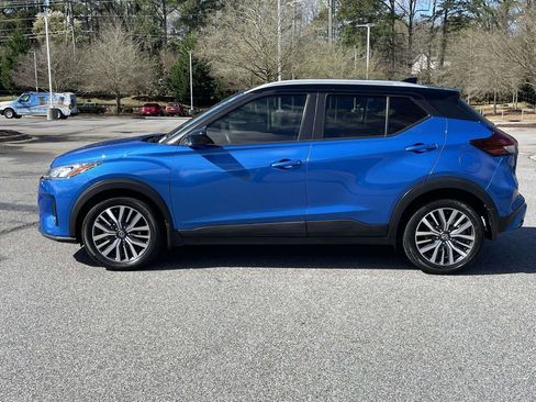 Used 2021 Nissan Kicks SV image 2