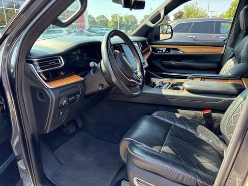 Used 2022 Jeep Grand Wagoneer Series III image 2