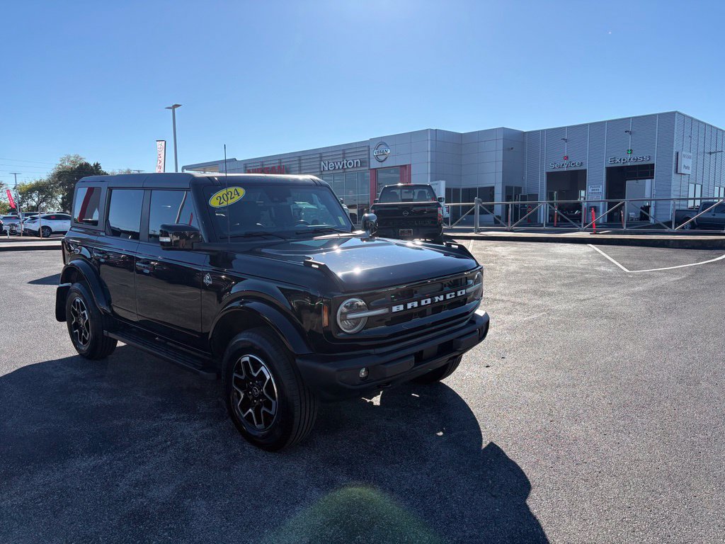 Used 2024 Ford Bronco Outer Banks AWD/4WD image 2