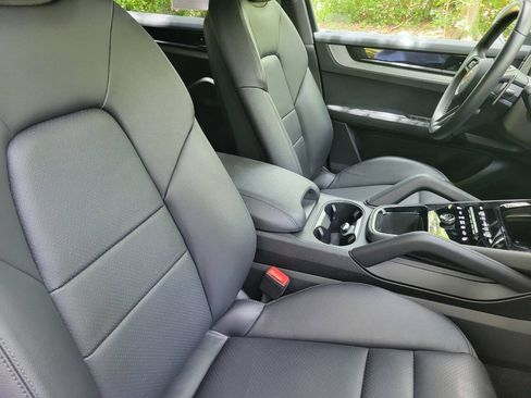 Used 2024 Porsche Cayenne AWD/4WD image 10