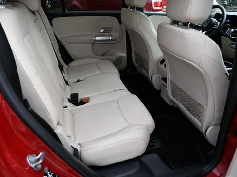 Used 2022 Mercedes-Benz GLB 250 w/ Premium Package image 34