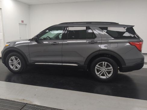 Used 2023 Ford Explorer XLT AWD/4WD image 3