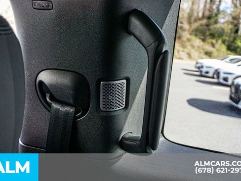 Used 2024 Land Rover Defender 90 X-Dynamic SE image 32