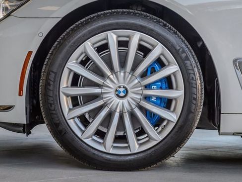 Used 2018 BMW 740i image 13