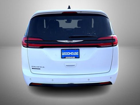 Used 2023 Chrysler Pacifica Touring-L image 6