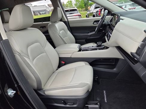 Used 2022 Nissan Pathfinder SL FWD image 17