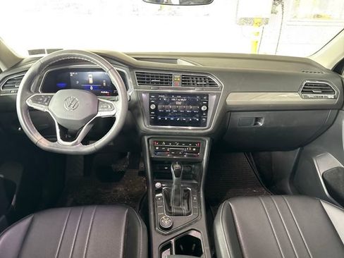 Used 2023 Volkswagen Tiguan SE w/ Panoramic Sunroof Package image 18