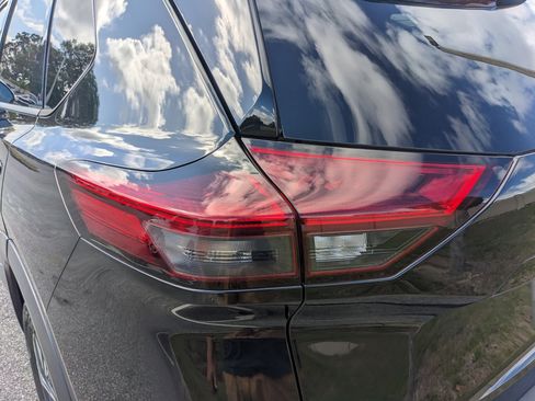 Used 2021 Nissan Rogue SV image 11