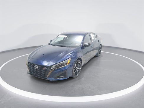 Used 2024 Nissan Altima 2.5 SR w/ SR Premium Package image 3