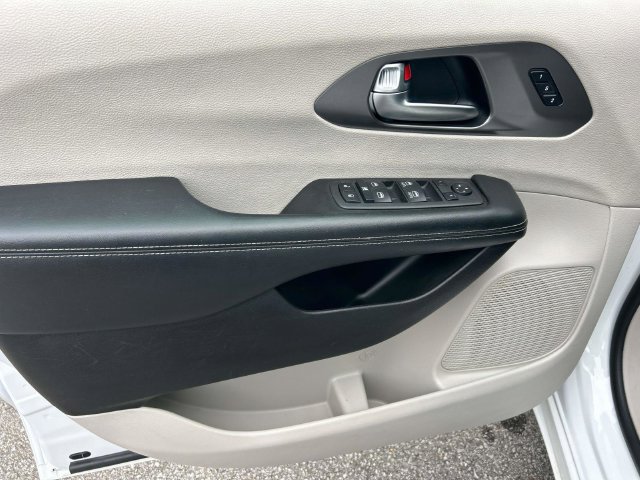 Used 2022 Chrysler Pacifica Touring-L FWD image 23