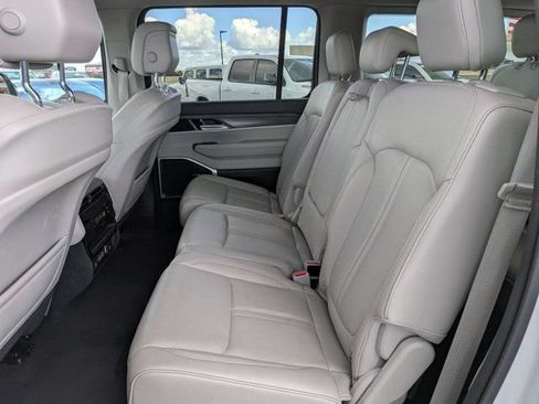 Certified 2024 Jeep Wagoneer Series II w/ Flexible Seating Group RWD image 14