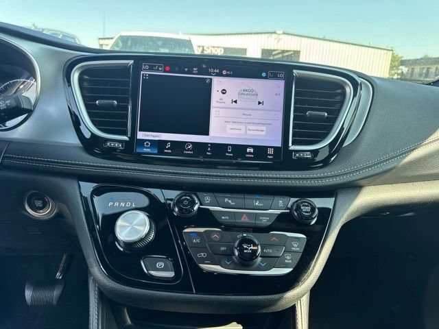 Used 2025 Chrysler Pacifica Limited FWD image 13