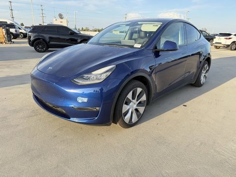 Used 2021 Tesla Model Y Long Range image 1