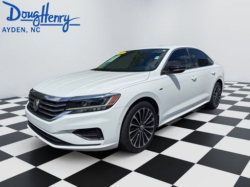 Used 2022 Volkswagen Passat 2.0T FWD image 1