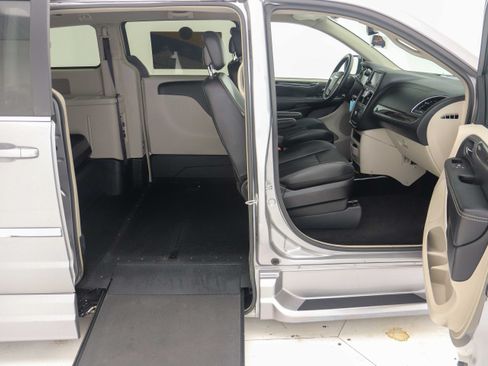 Used 2015 Chrysler Town & Country Touring FWD image 13